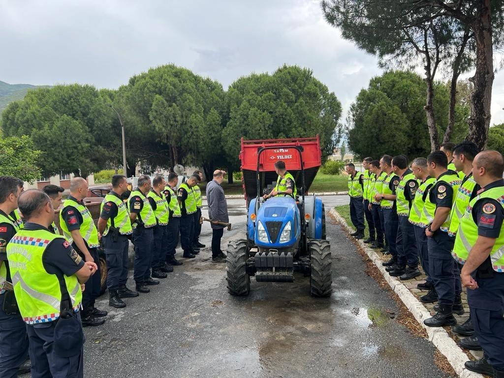 Jandarma personeline traktör kullanımı eğitimi verildi