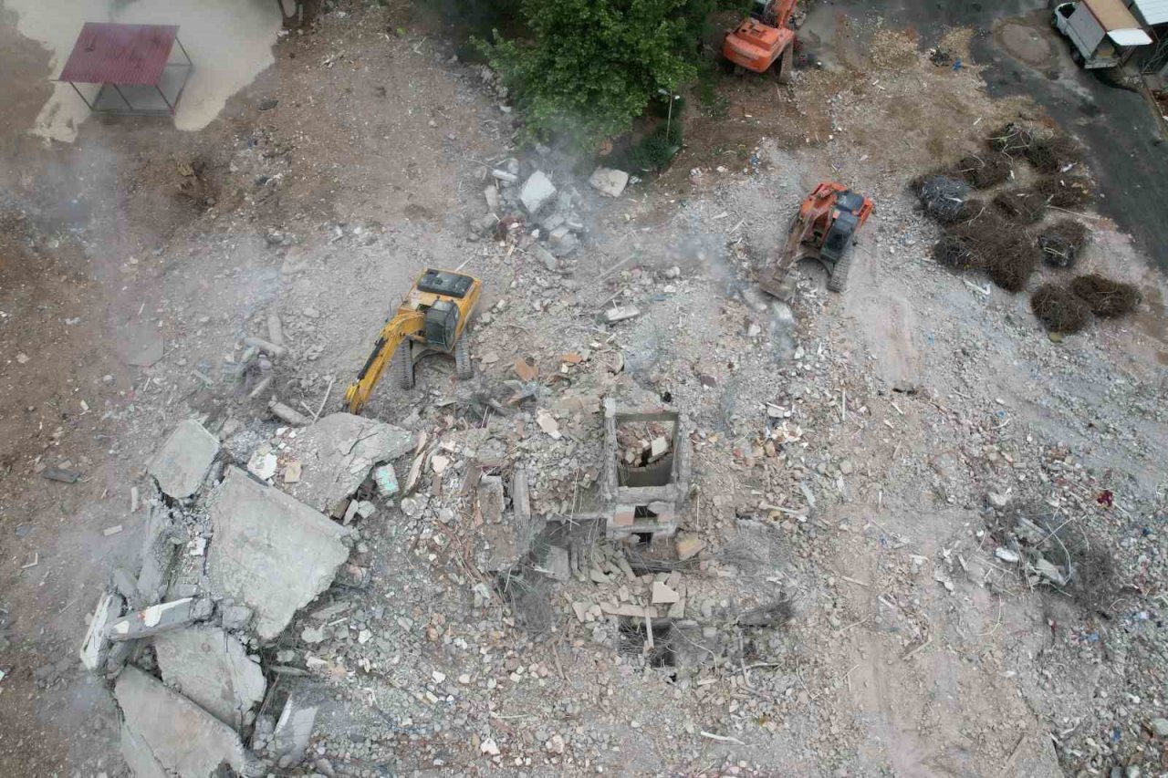 Kahramanmaraş’ta ağır hasarlı binaların yıkımı sürüyor