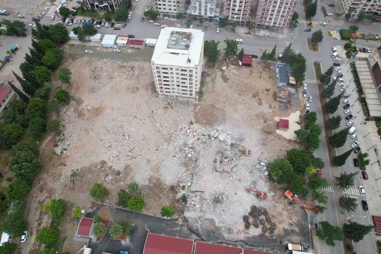 Kahramanmaraş’ta ağır hasarlı binaların yıkımı sürüyor