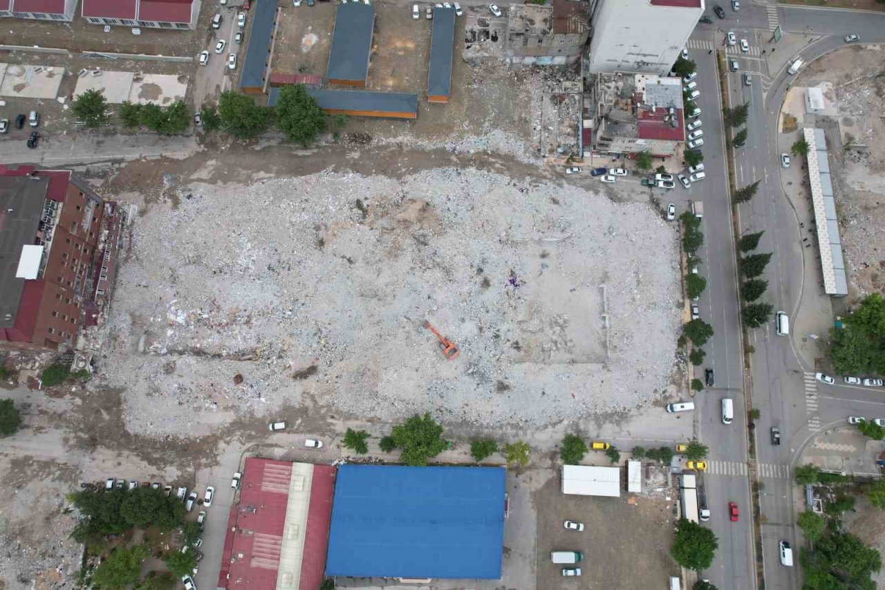 Kahramanmaraş’ta ağır hasarlı binaların yıkımı sürüyor