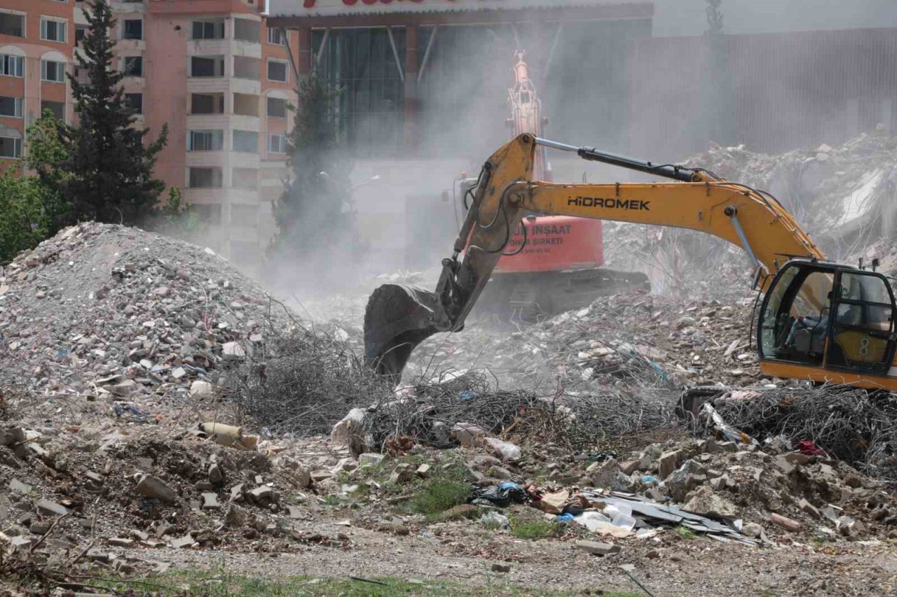 Kahramanmaraş’ta ağır hasarlı binaların yıkımı sürüyor