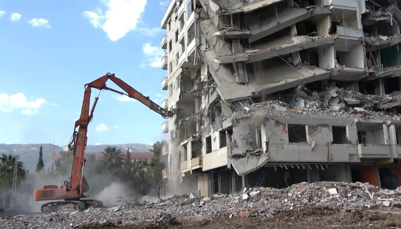 Kahramanmaraş’ta ağır hasarlı binaların yıkımı sürüyor