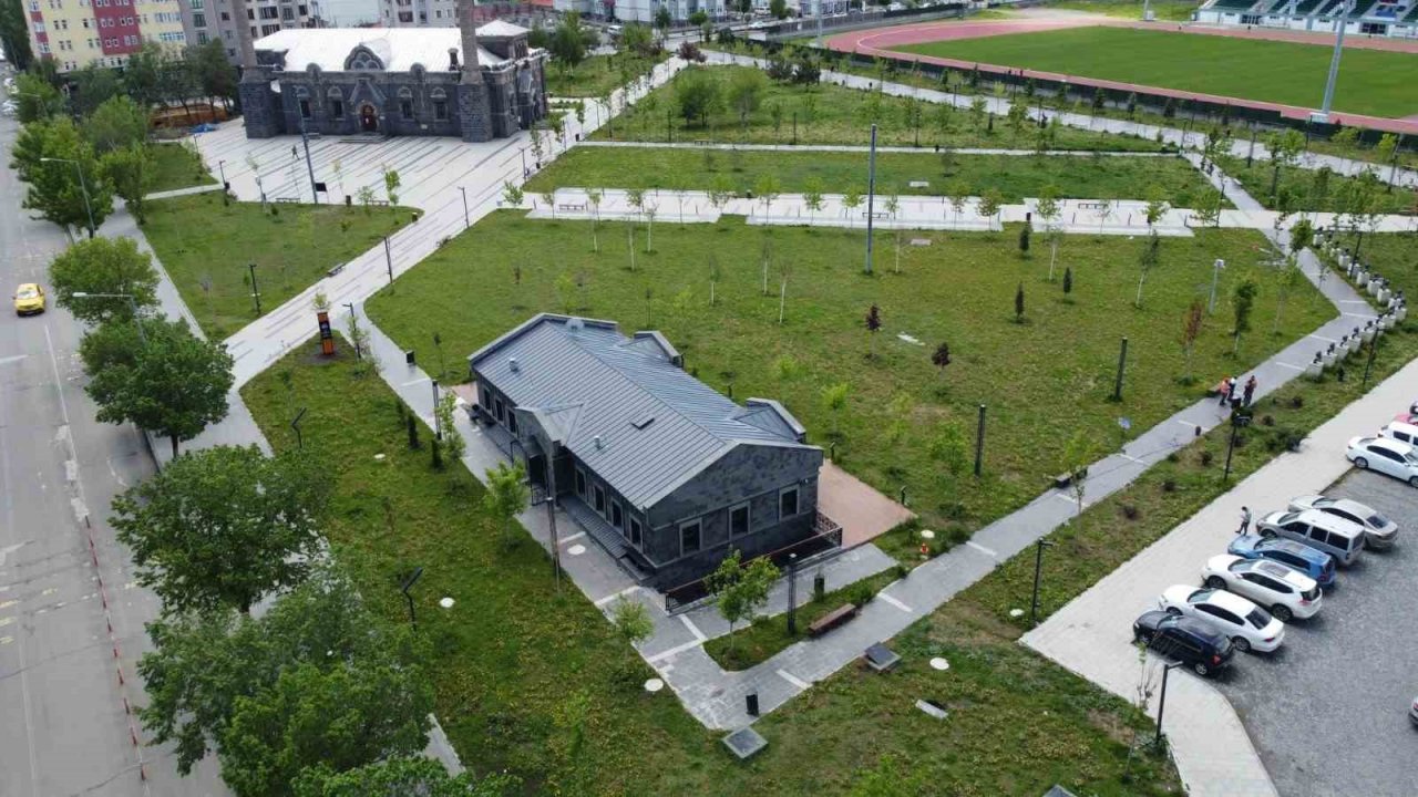 Kars’ta park ve bahçeler çiçek açıyor