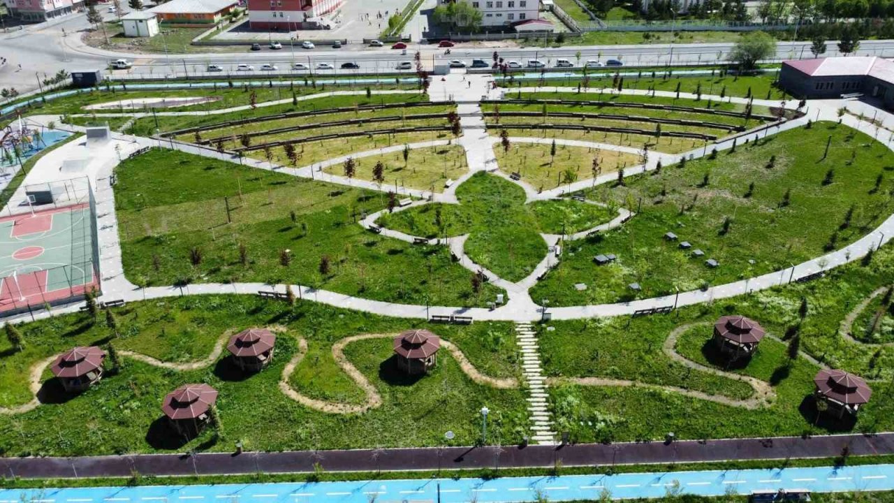 Kars’ta park ve bahçeler çiçek açıyor
