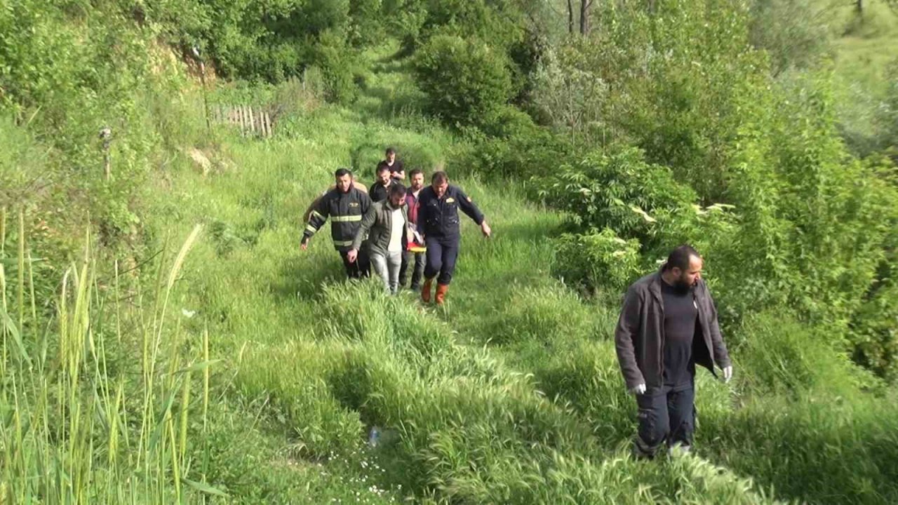 Çöp atmak isterken dereye düşen kadını itfaiye ekipleri kurtardı