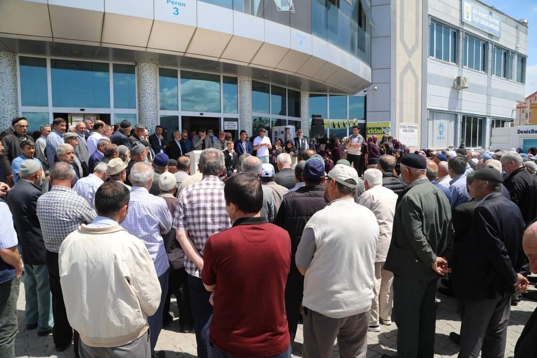 Başkan Sarıcaoğlu hacı adaylarını dualarla yolcu etti