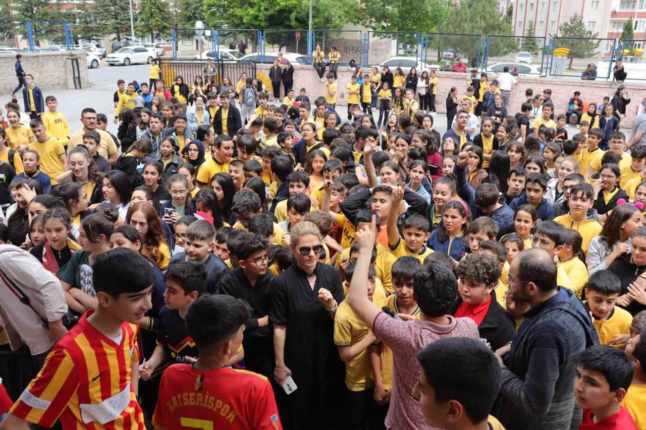Kayserisporlu futbolculardan öğrencilere ’LGS’ morali