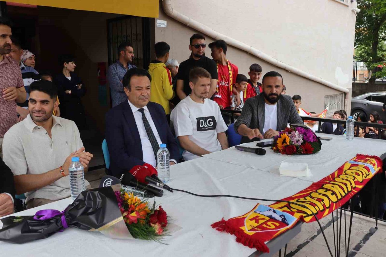 Kayserisporlu futbolculardan öğrencilere ’LGS’ morali