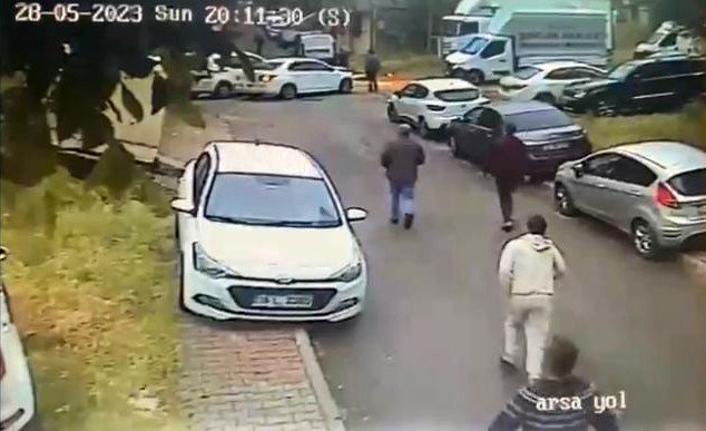 Ataşehir’de savrulan otomobillerin altında kalmaktan kıl payı kurtuldu