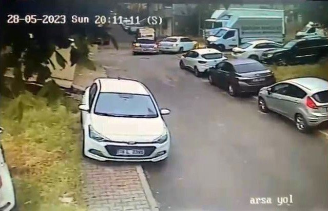Ataşehir’de savrulan otomobillerin altında kalmaktan kıl payı kurtuldu