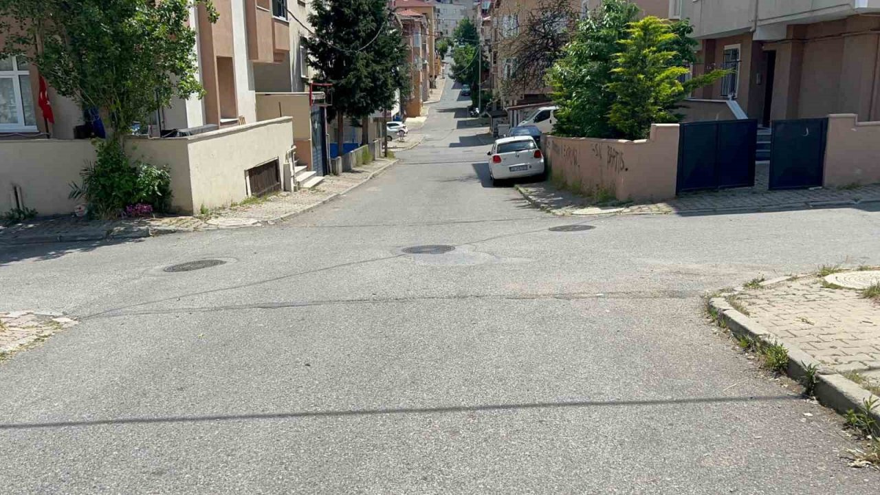 Ataşehir’de savrulan otomobillerin altında kalmaktan kıl payı kurtuldu