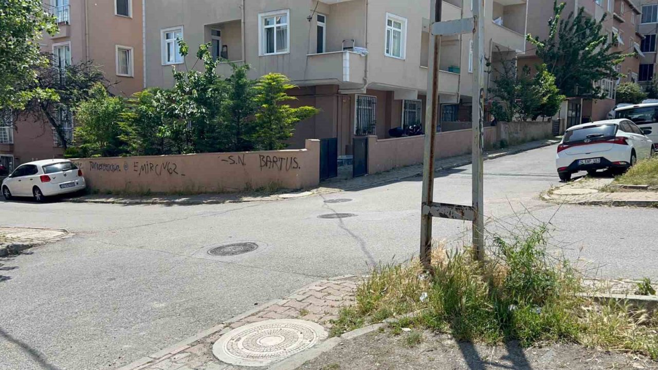 Ataşehir’de savrulan otomobillerin altında kalmaktan kıl payı kurtuldu