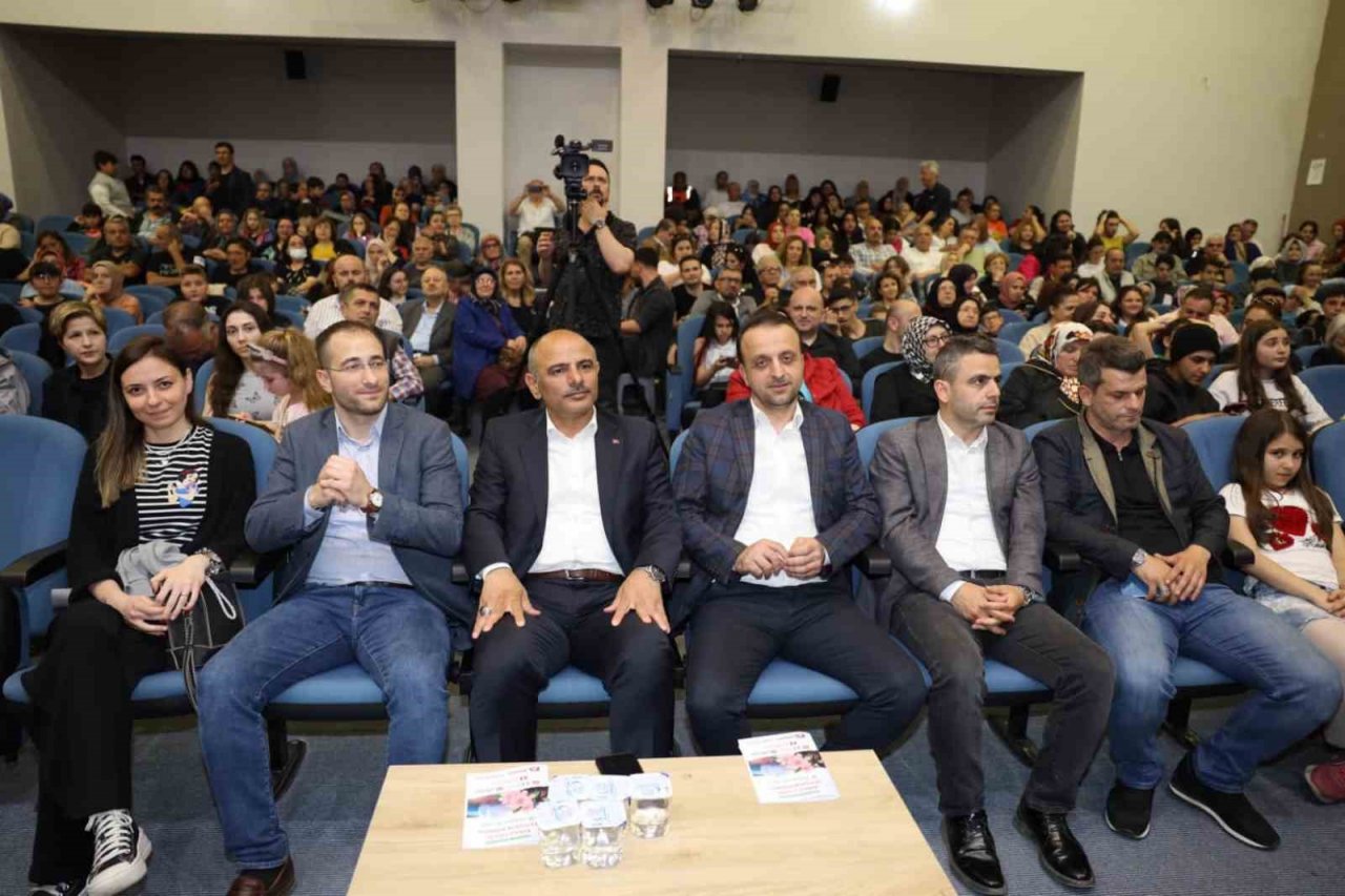 Kiraz Çiçeği Korosu ilk konserini verdi