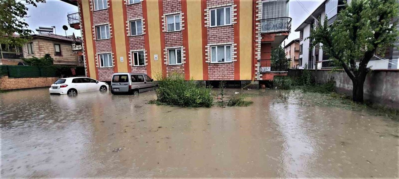 Kütahya OBM personeli sel baskınlarında su tahliyelerine destek verdi