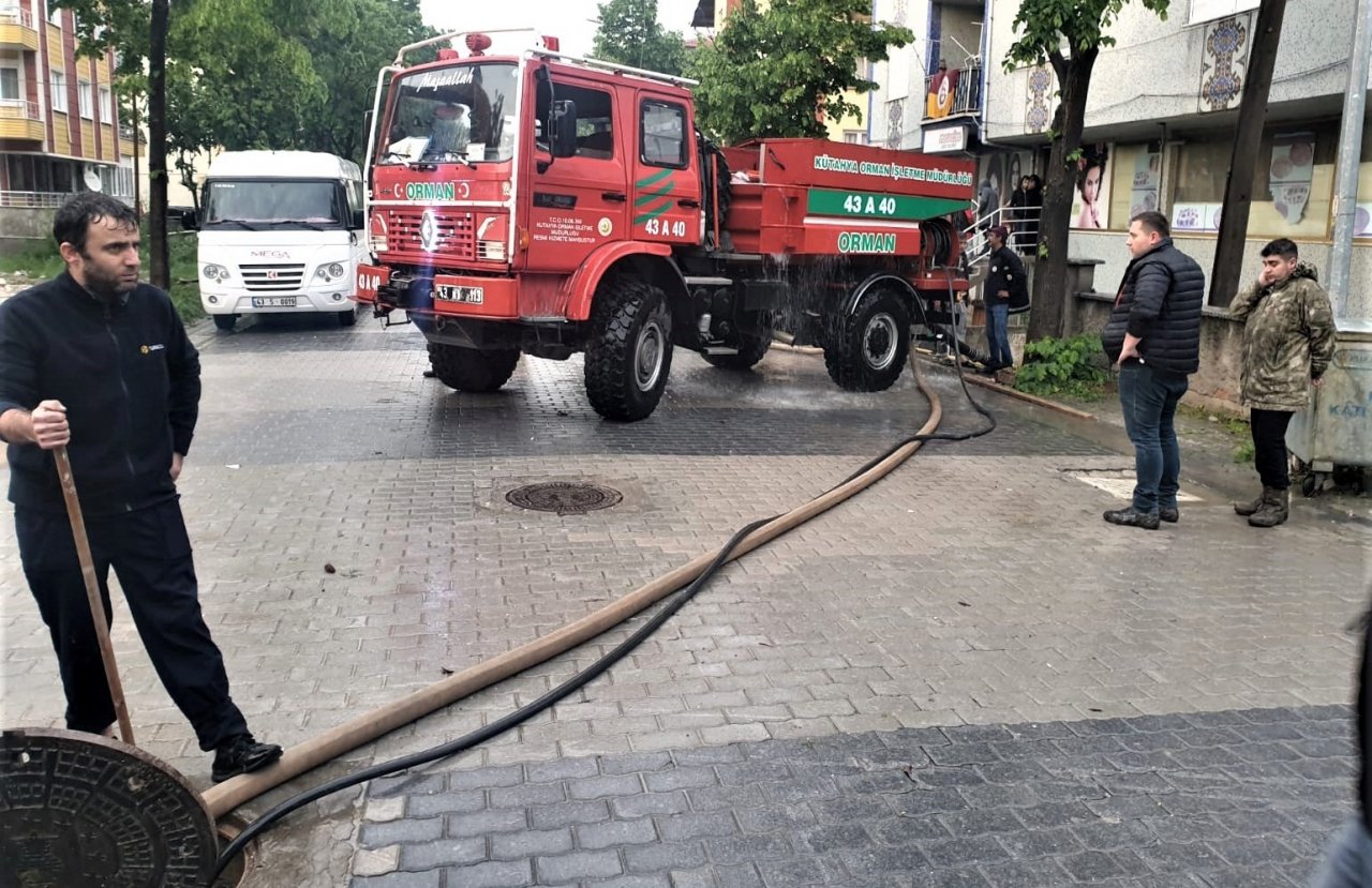 Kütahya OBM personeli sel baskınlarında su tahliyelerine destek verdi