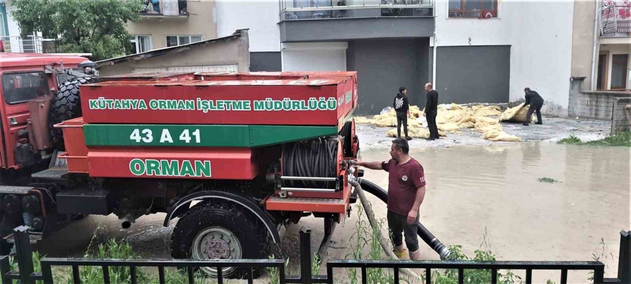 Kütahya OBM personeli sel baskınlarında su tahliyelerine destek verdi