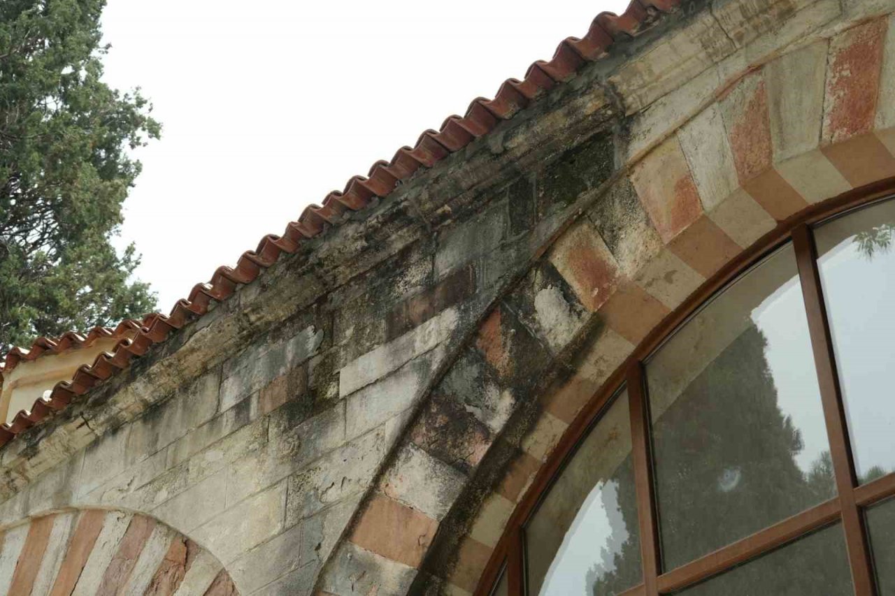 500 yıllık caminin yıpranan minaresi korkutuyor