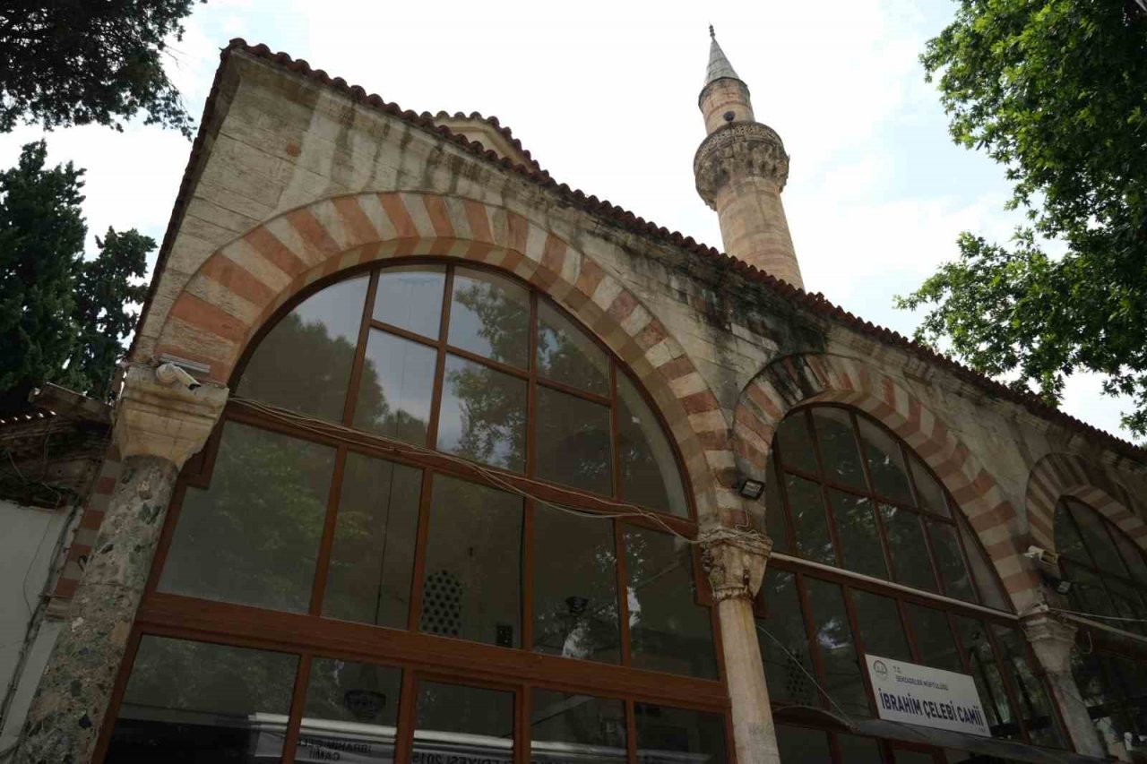 500 yıllık caminin yıpranan minaresi korkutuyor