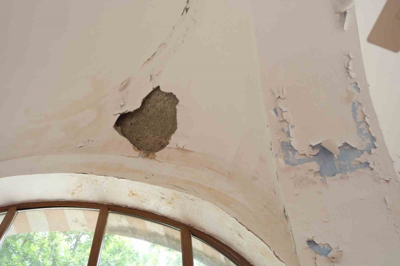 500 yıllık caminin yıpranan minaresi korkutuyor