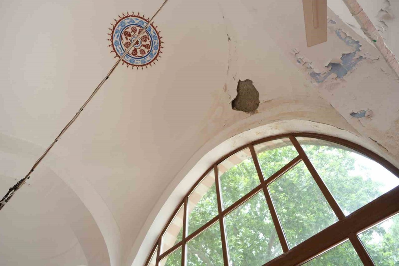 500 yıllık caminin yıpranan minaresi korkutuyor