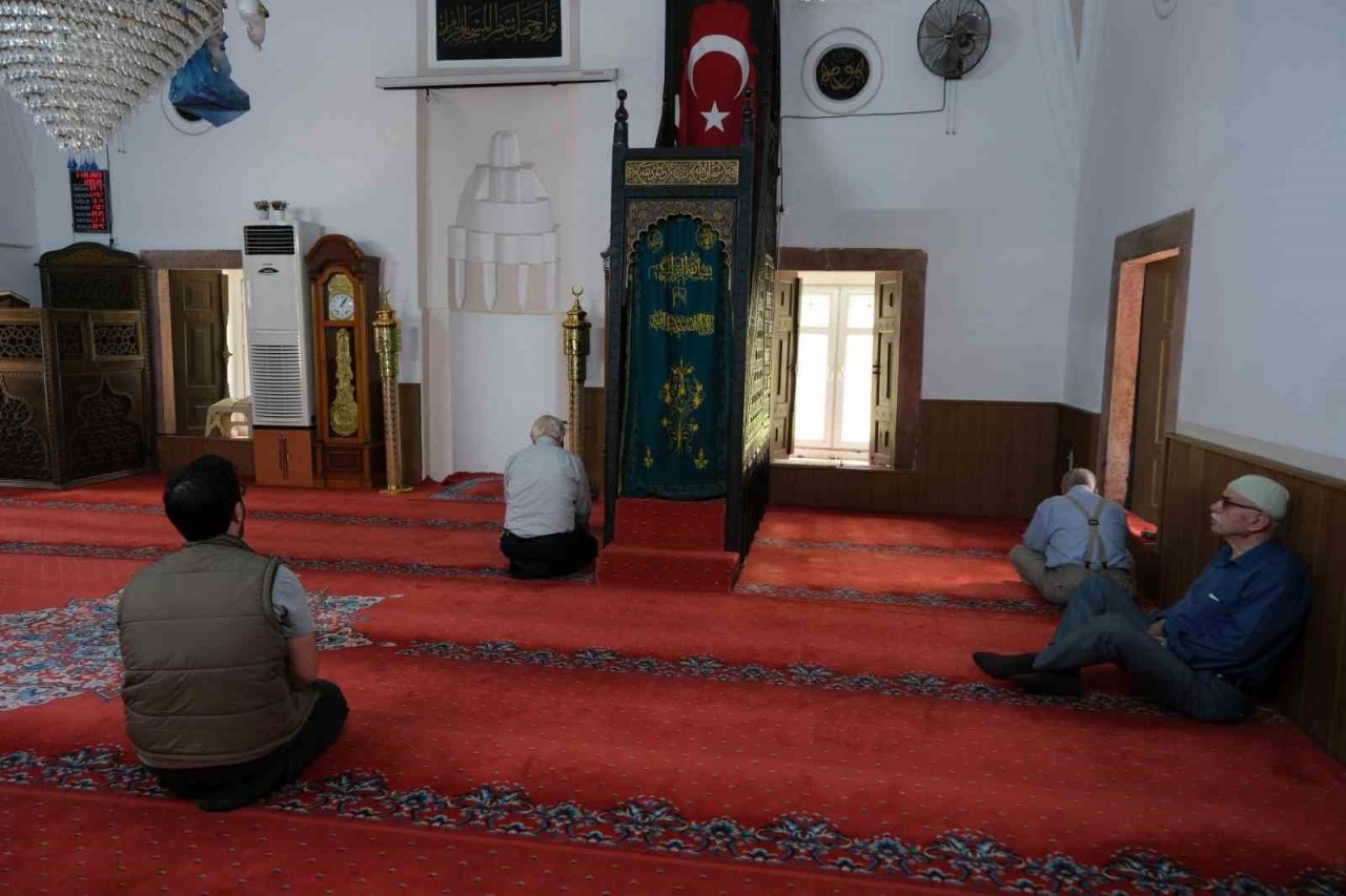 500 yıllık caminin yıpranan minaresi korkutuyor