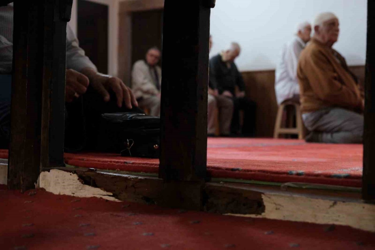 500 yıllık caminin yıpranan minaresi korkutuyor