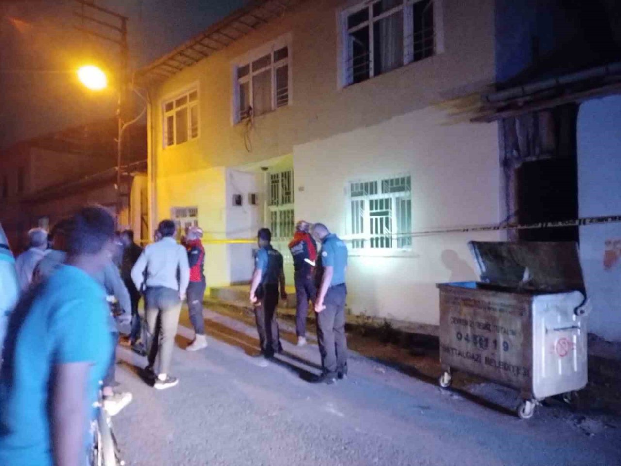 Malatya’da hasarlı evde göçük meydana geldi