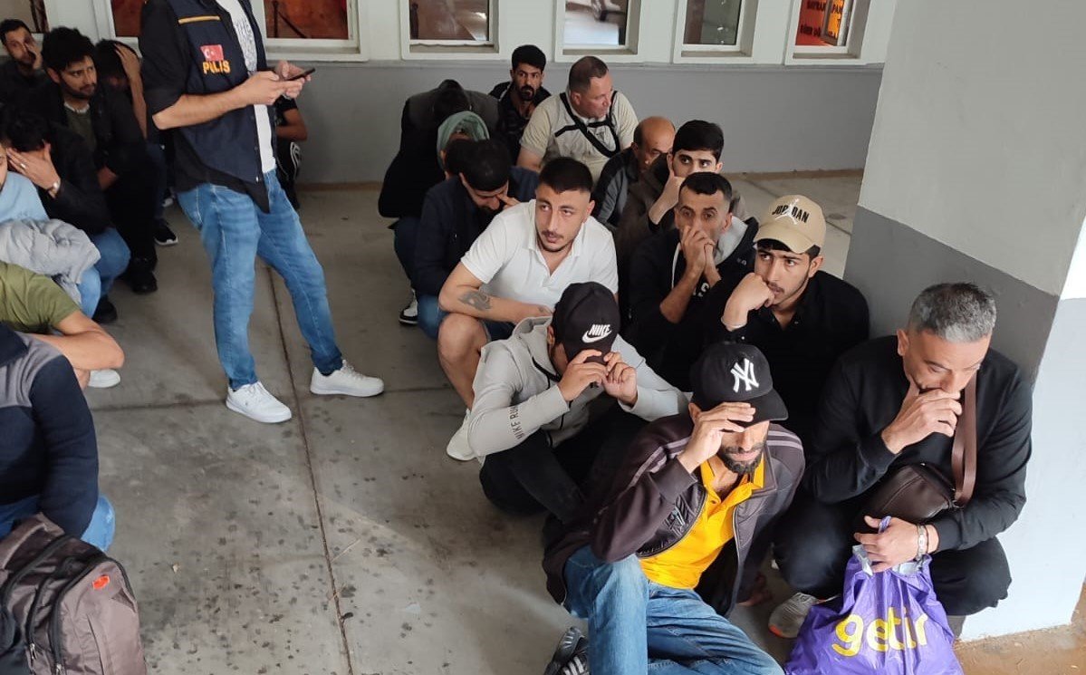 Göçmen kaçakçılarına ağır darbe: 8 tutuklu