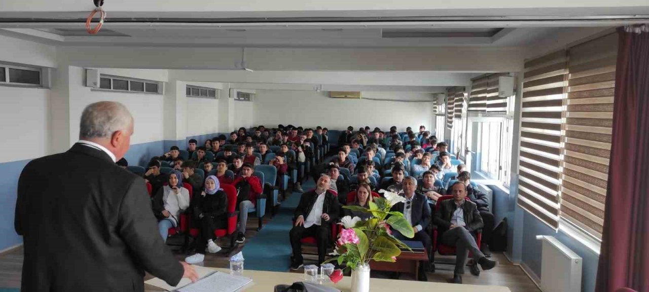 Öğrencilere "Bilimin Yıldızları" isimli konferans verildi