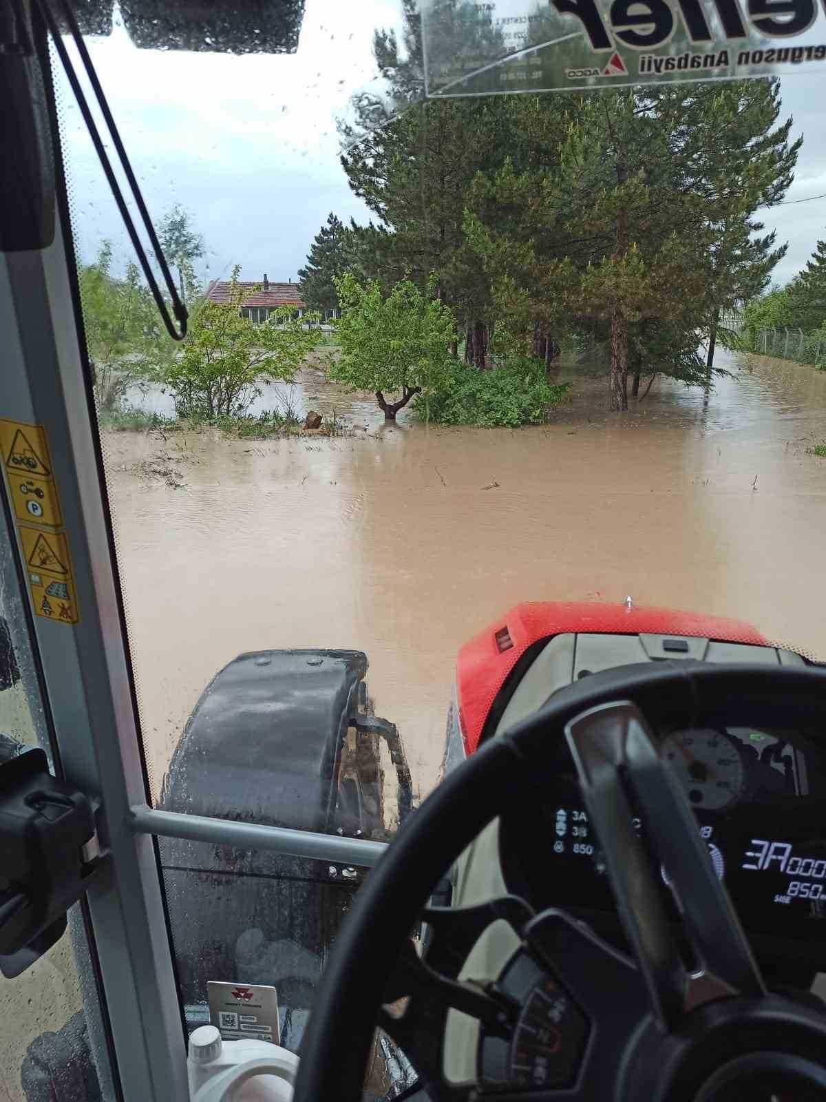Büyükdere’yi sel bastı bazı ev ve yollar sular altında kaldı