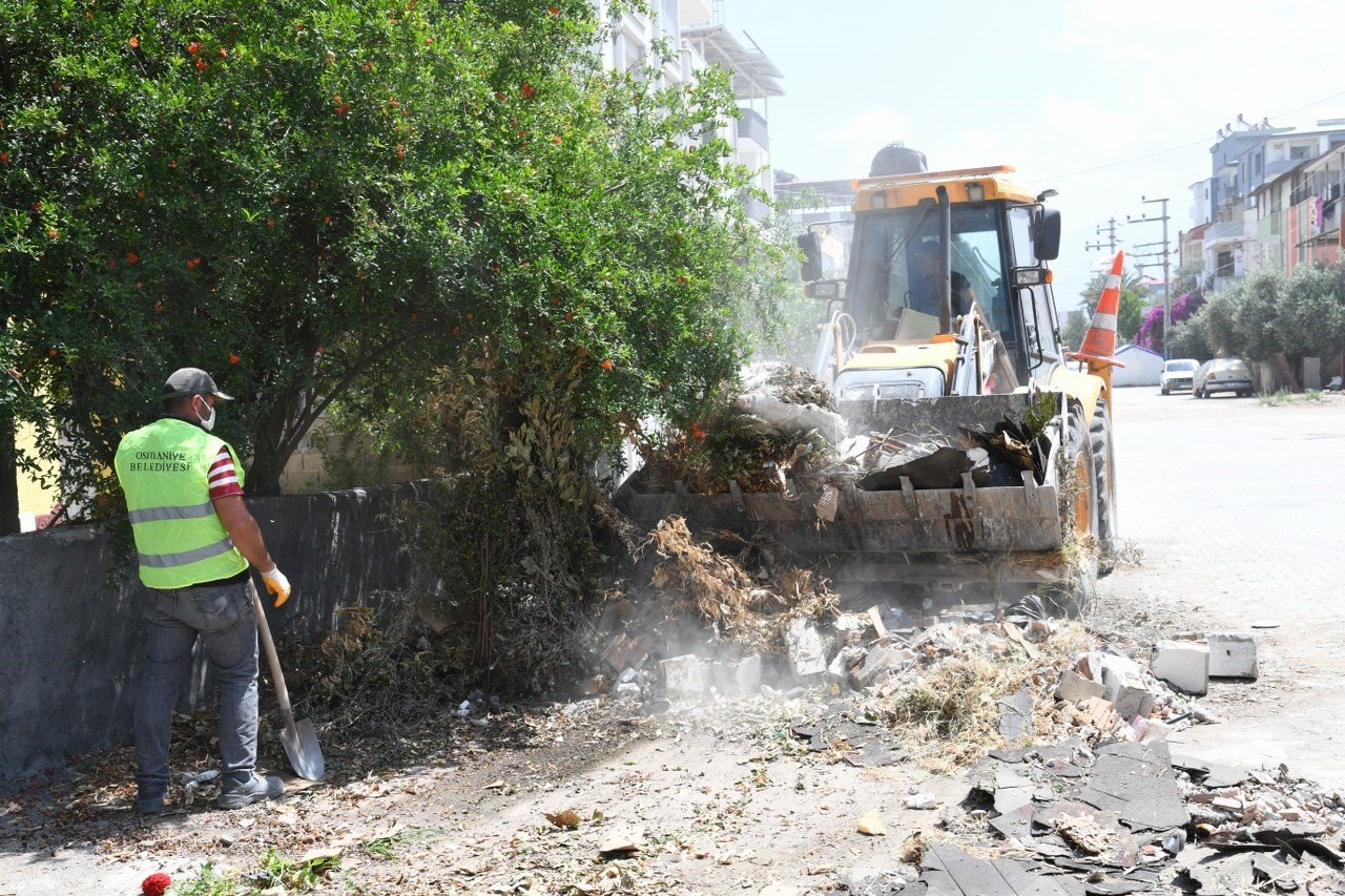 Asrın felaketinde tadilat sonrası oluşan moloz yığınları kaldırılıyor