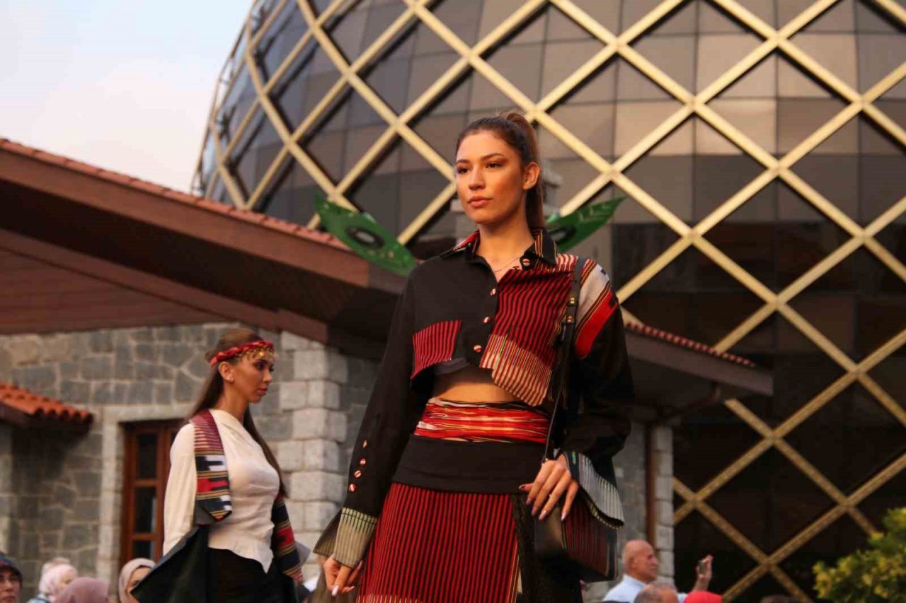 580 yıllık keşandan yapılan kıyafetler Rize’de sergilendi