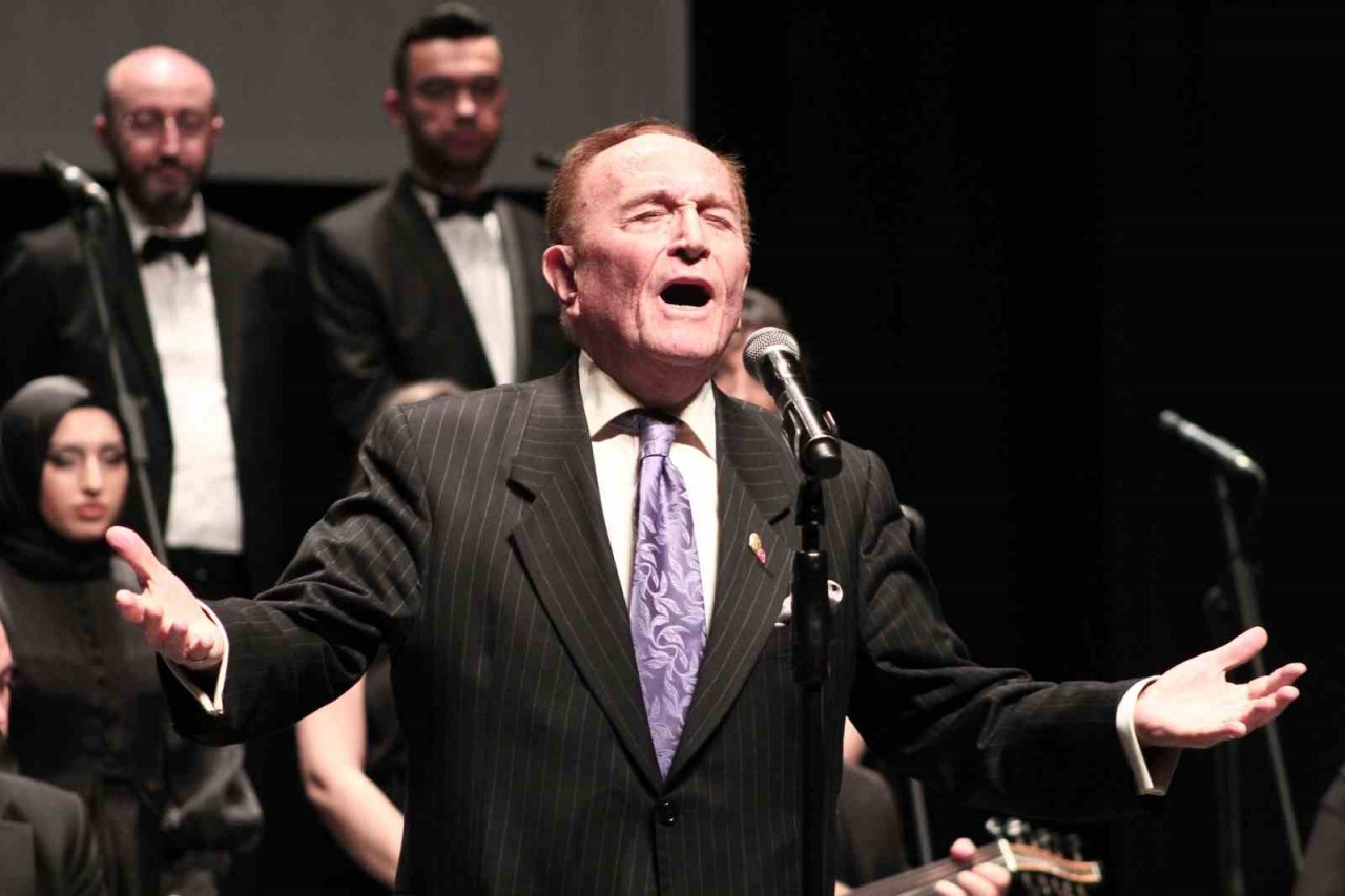 Sağlıkçılar ayakta alkışlandı