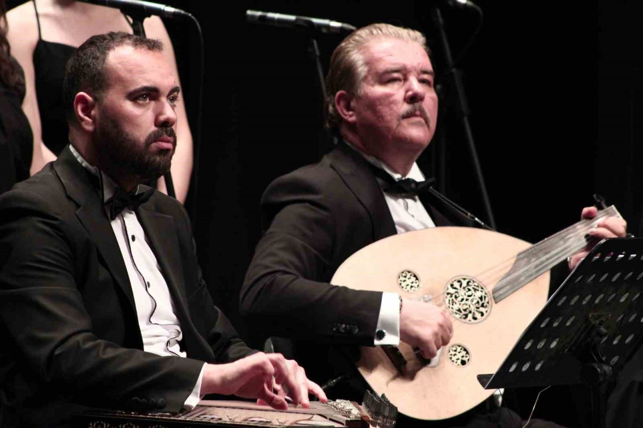 Sağlıkçılar ayakta alkışlandı