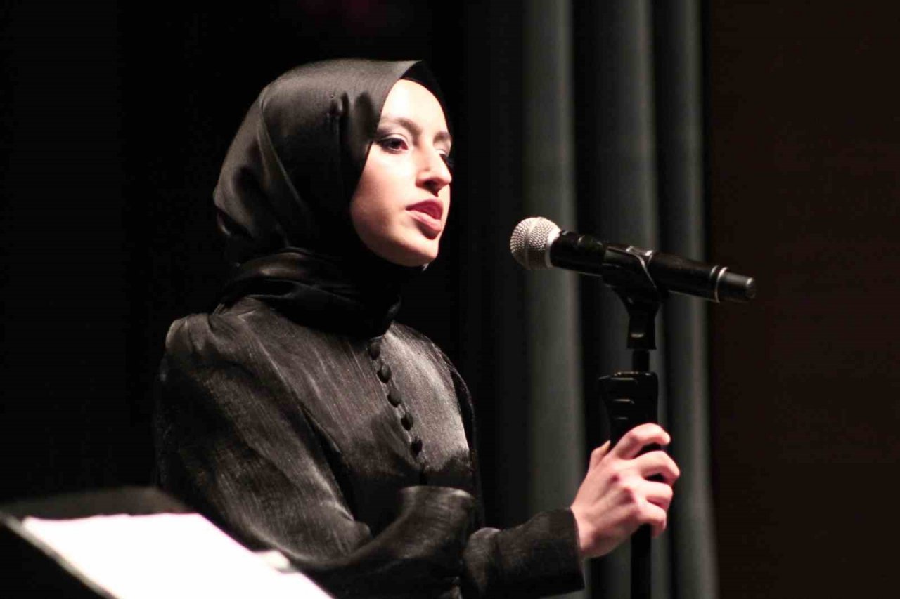 Sağlıkçılar ayakta alkışlandı