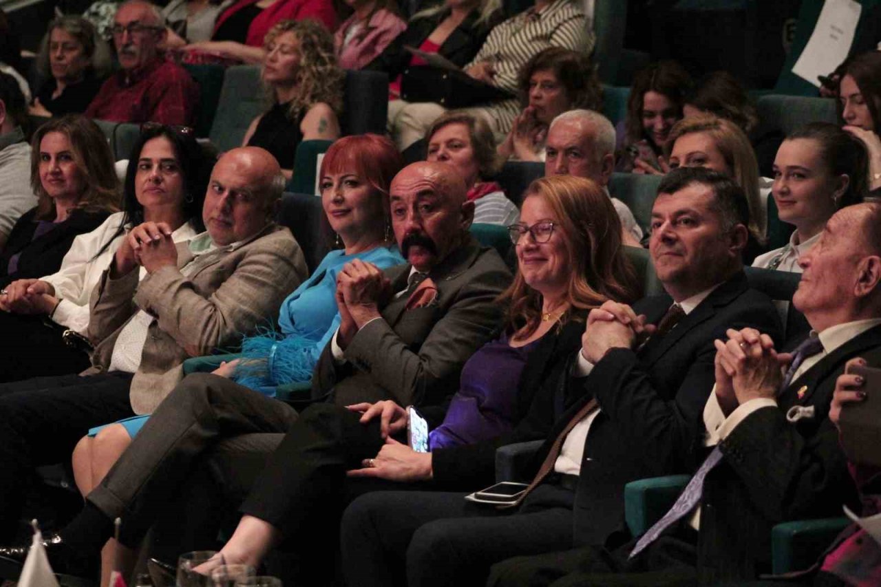 Sağlıkçılar ayakta alkışlandı