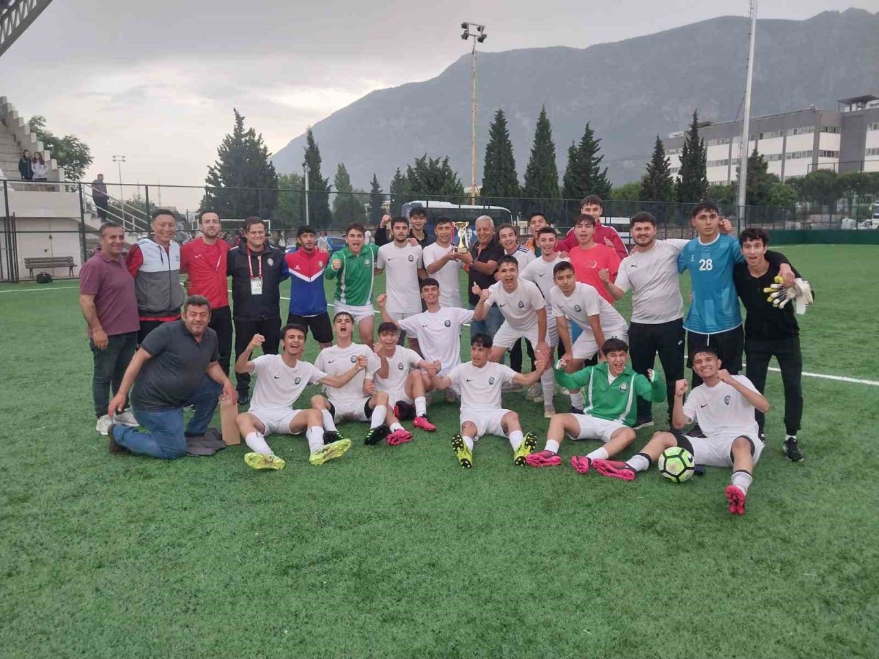 Salihli Belediyespor U17’de şampiyon