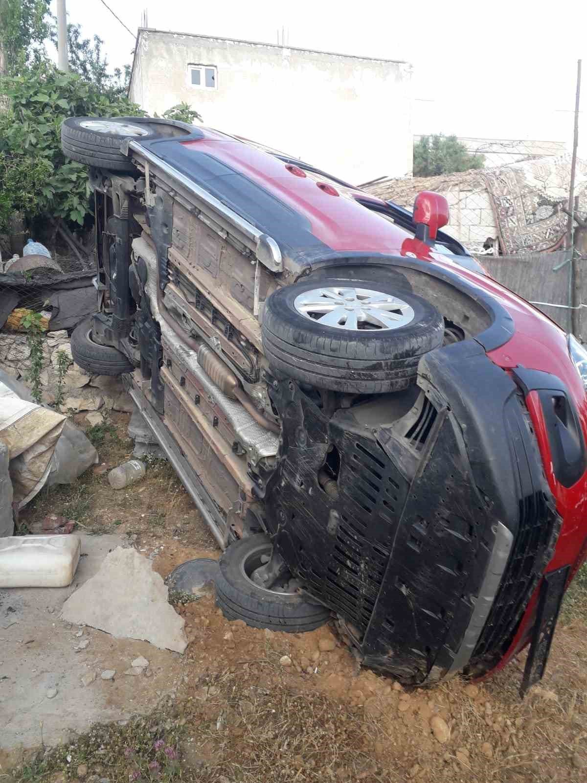 Siirt’te kontrolden çıkan araç bir evin bahçesine uçtu
