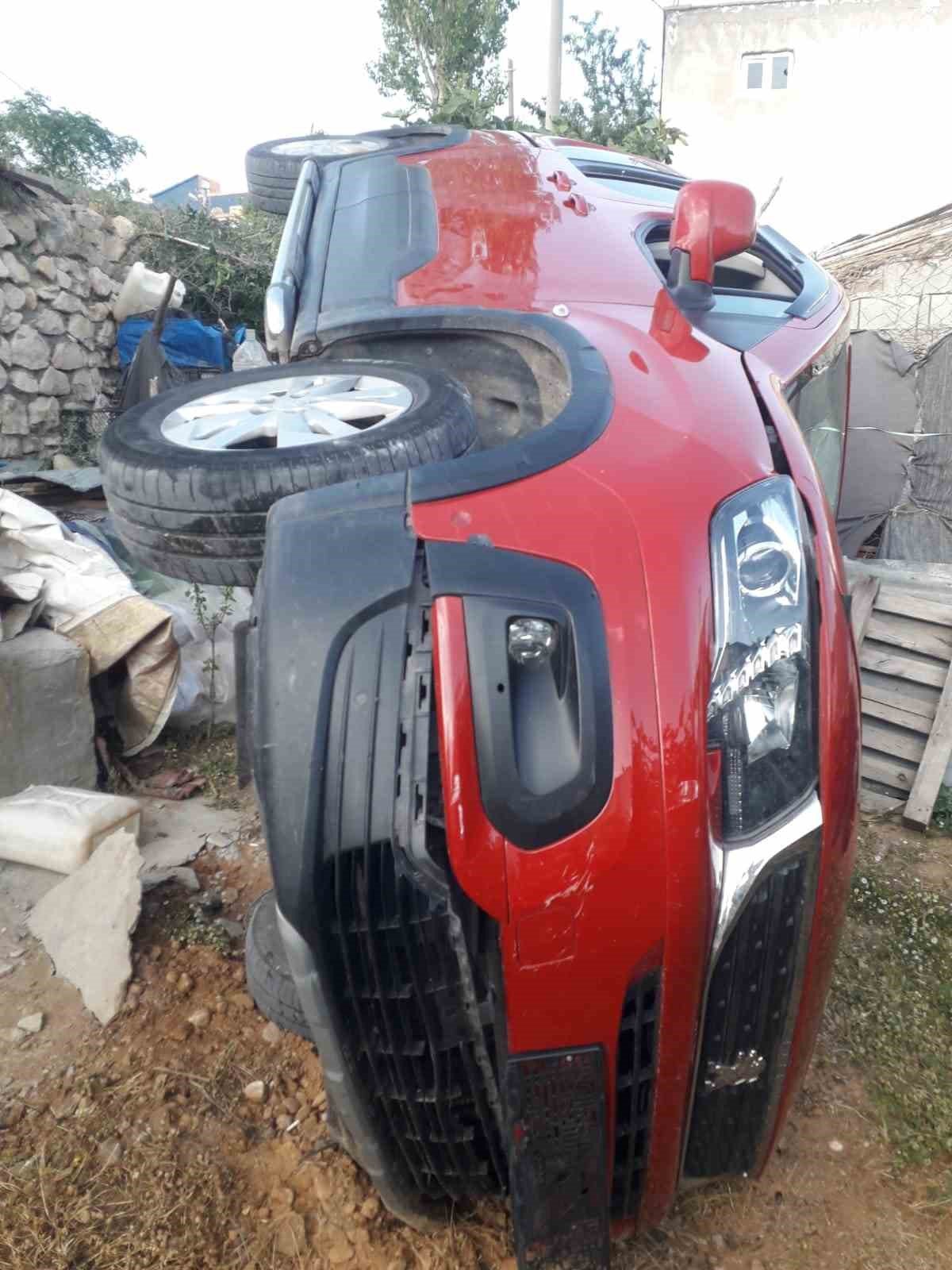 Siirt’te kontrolden çıkan araç bir evin bahçesine uçtu