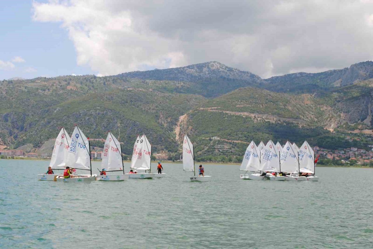 Yelkenler Eğirdir Gölünü süsledi