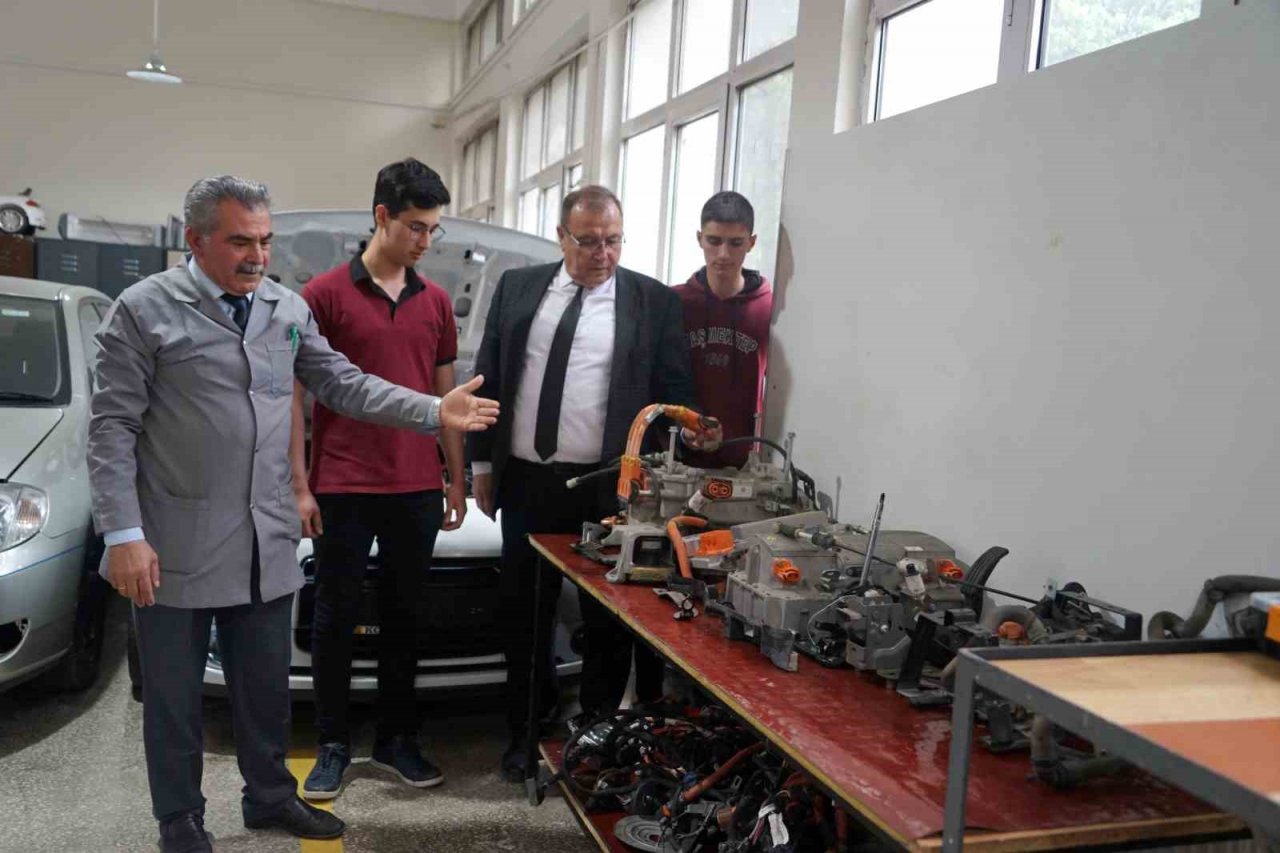 Teknofest’te tasarladıkları elektrikli araçla göz dolduran lise öğrecileri Togg servisine talip