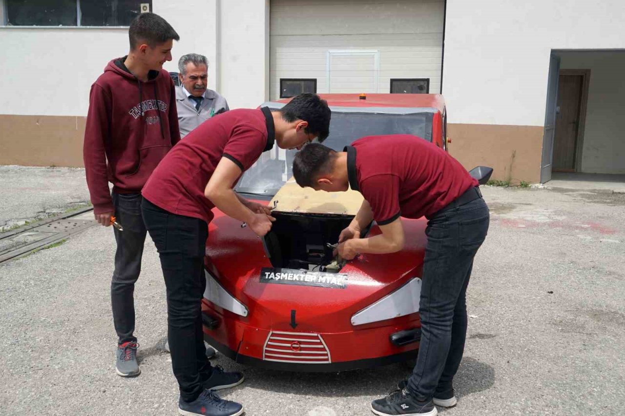 Teknofest’te tasarladıkları elektrikli araçla göz dolduran lise öğrecileri Togg servisine talip