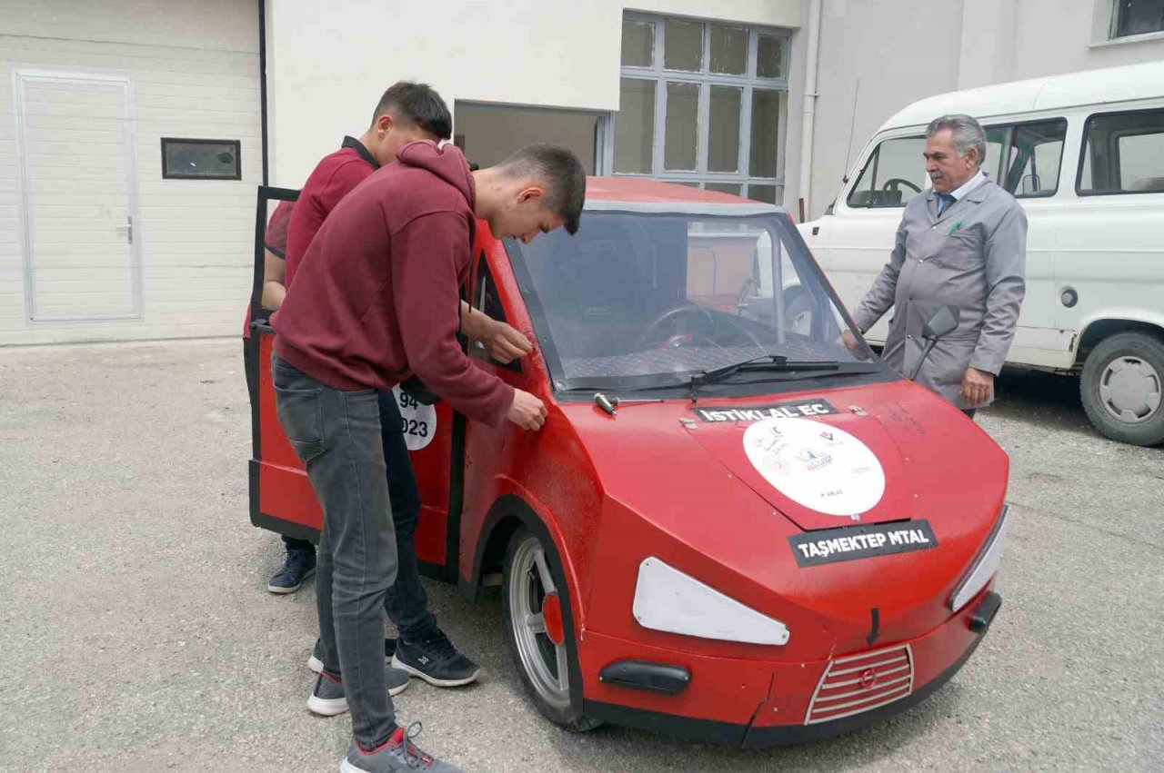 Teknofest’te tasarladıkları elektrikli araçla göz dolduran lise öğrecileri Togg servisine talip