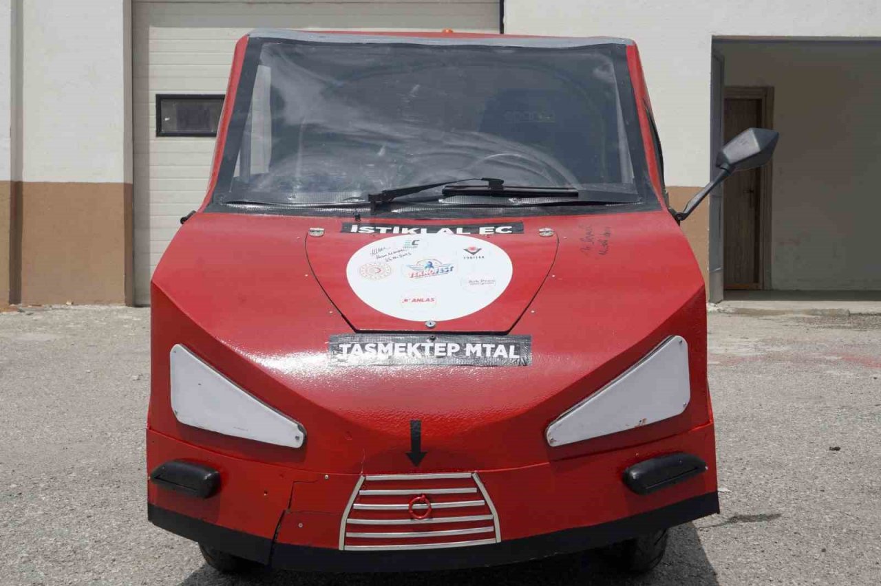 Teknofest’te tasarladıkları elektrikli araçla göz dolduran lise öğrecileri Togg servisine talip