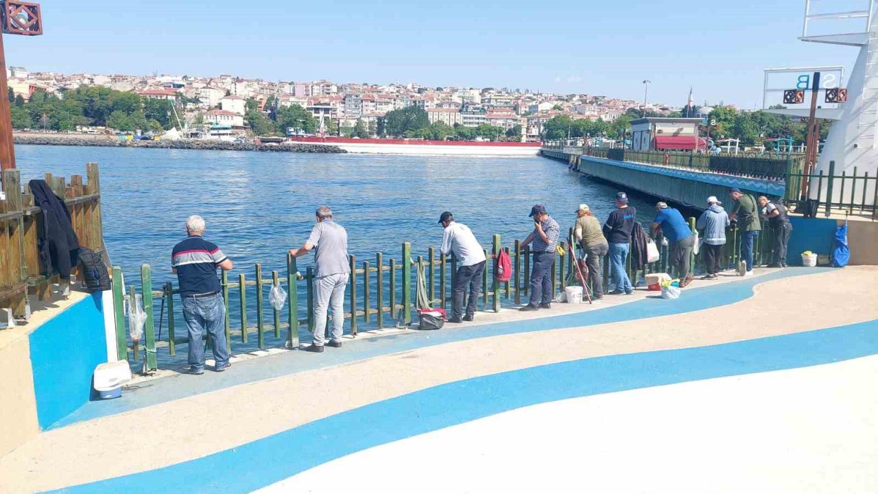 Olta balıkçılığı sezonu açıldı: Oltasını alan sahile iniyor