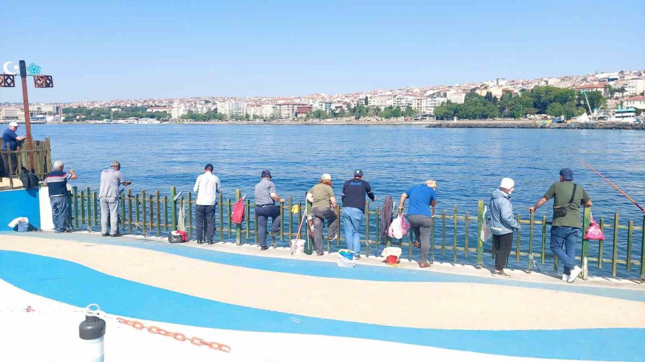 Olta balıkçılığı sezonu açıldı: Oltasını alan sahile iniyor