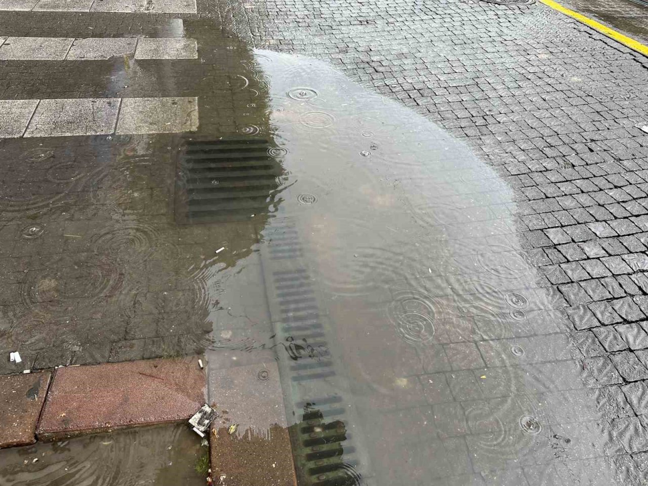 Yağmura yakalanan vatandaşların korunma çabası