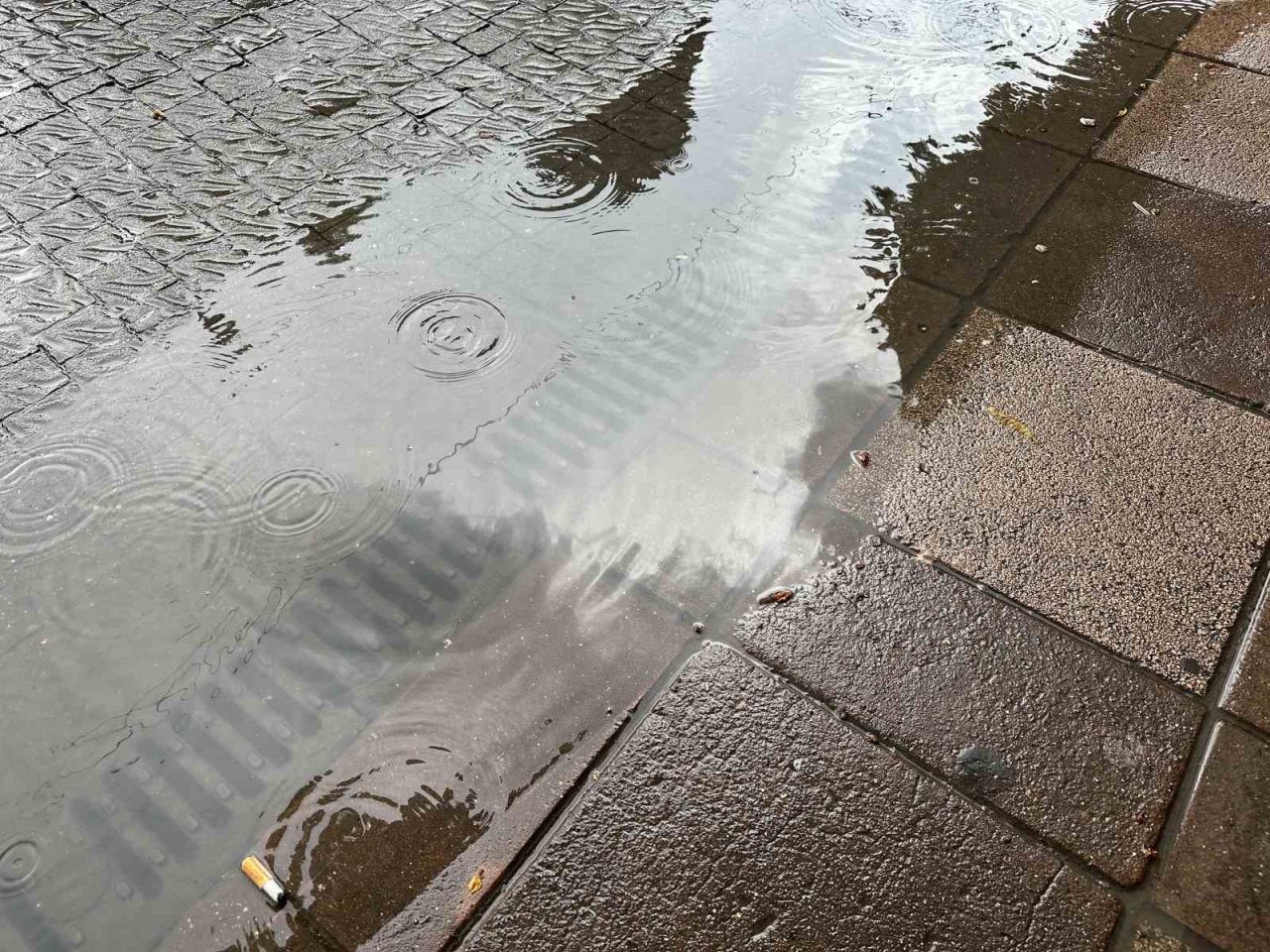 Yağmura yakalanan vatandaşların korunma çabası