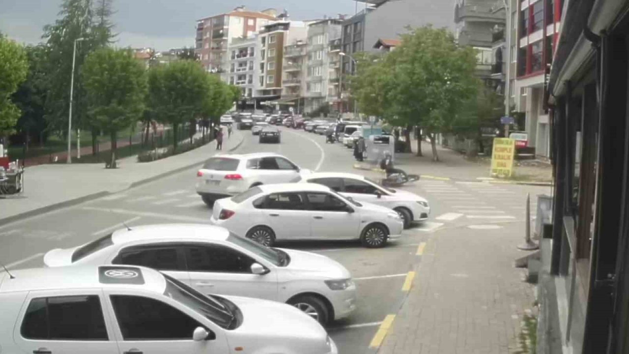 Otomobille motosikletin karıştığı kaza kameralara yansıdı
