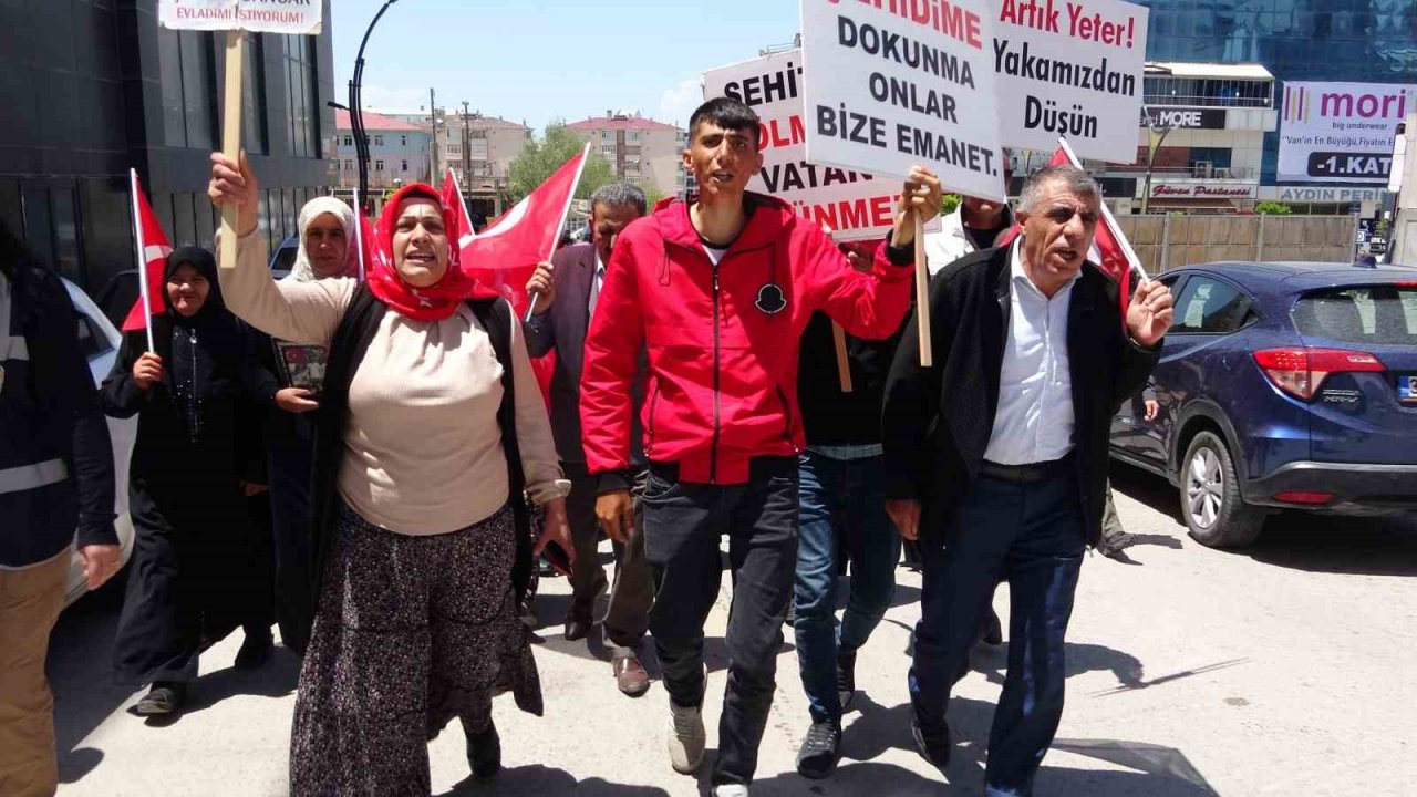 Vanlı aileler: “54 çocuğun kanına giren Selahattin Demirtaş siyasetçi değildi”